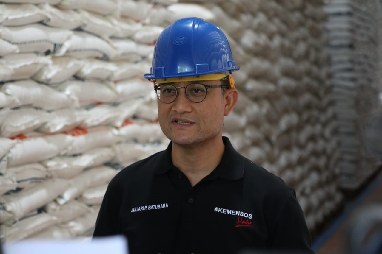 Minister of Social Affairs Checks Rice Stock Readiness at Bulog Ware