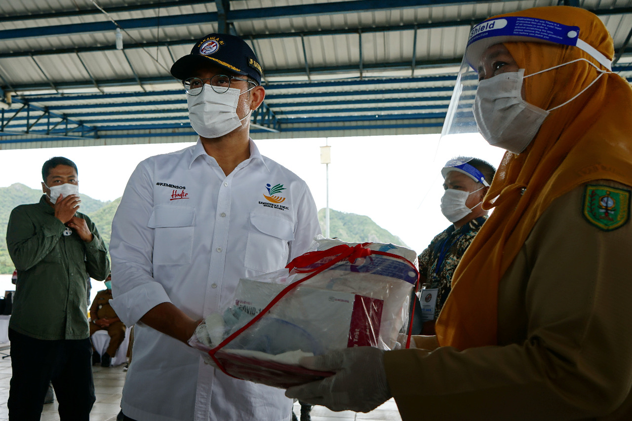 Mensos Temui Masyarakat Natuna, Salurkan BST Penanganan Dampak COVID-19