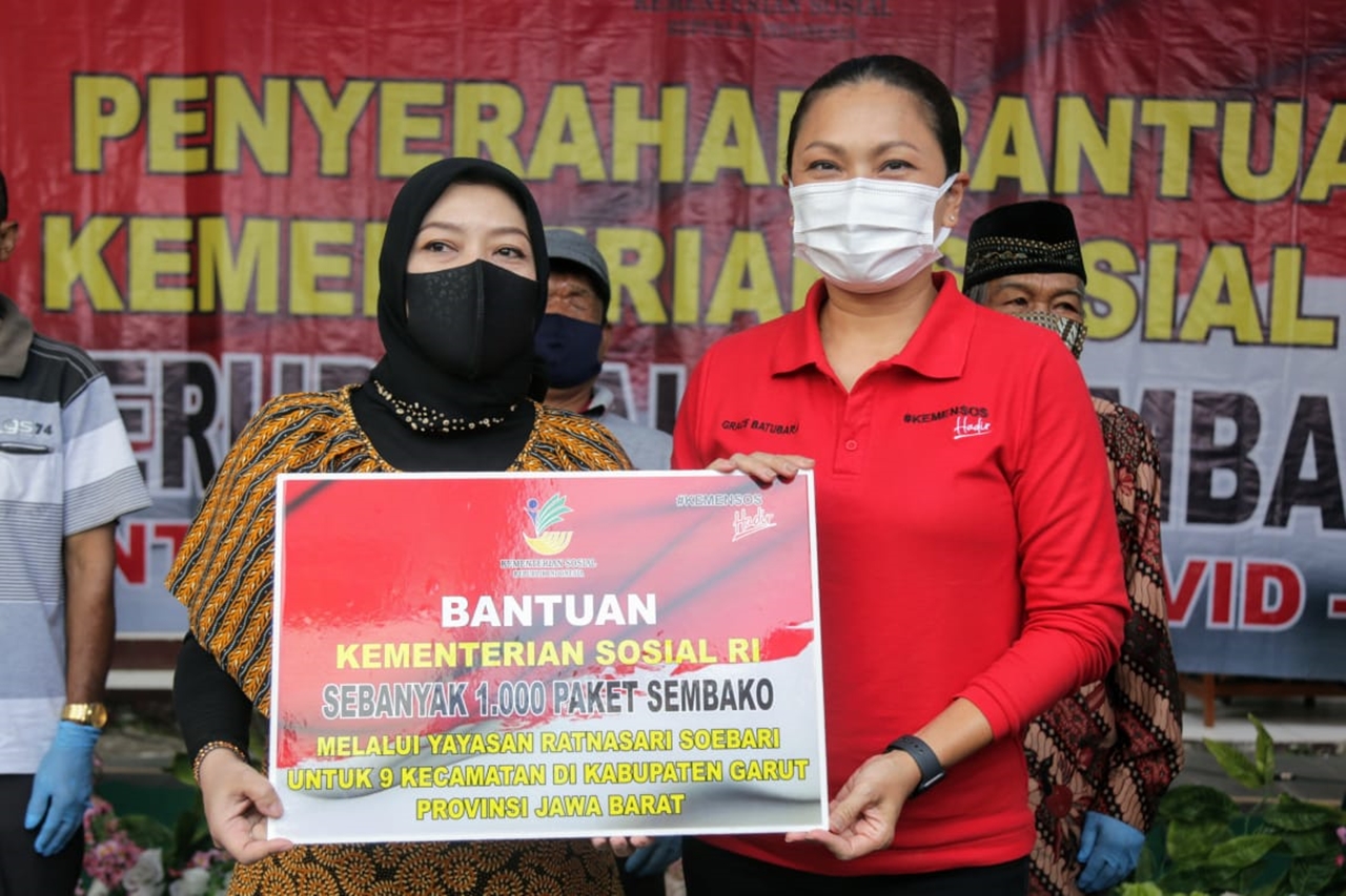 Kunjungi Garut dan Indramayu, Penasihat Dharma Wanita Kemensos Salurkan Bansos Kemanusiaan