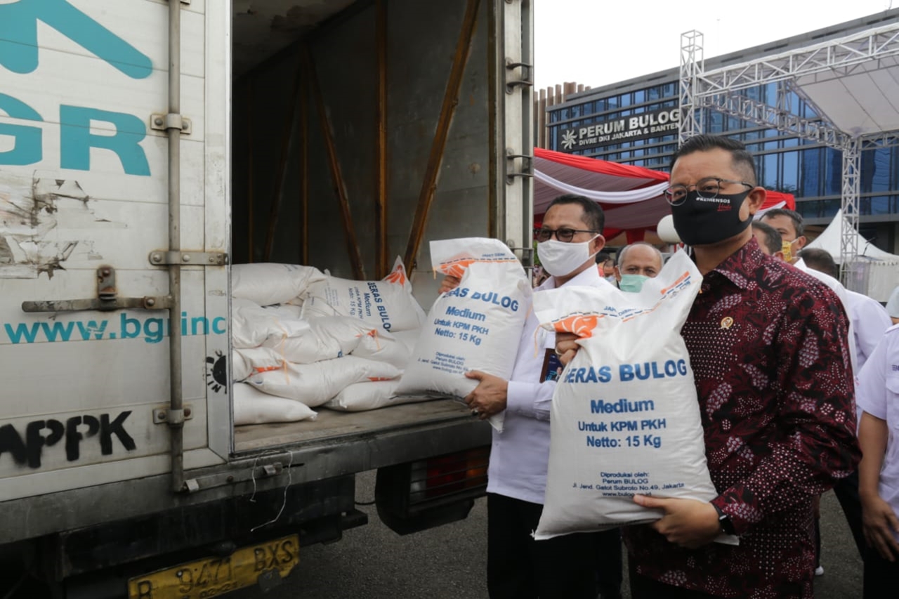 Kemensos dan Bulog Luncurkan Bantuan Sosial Beras