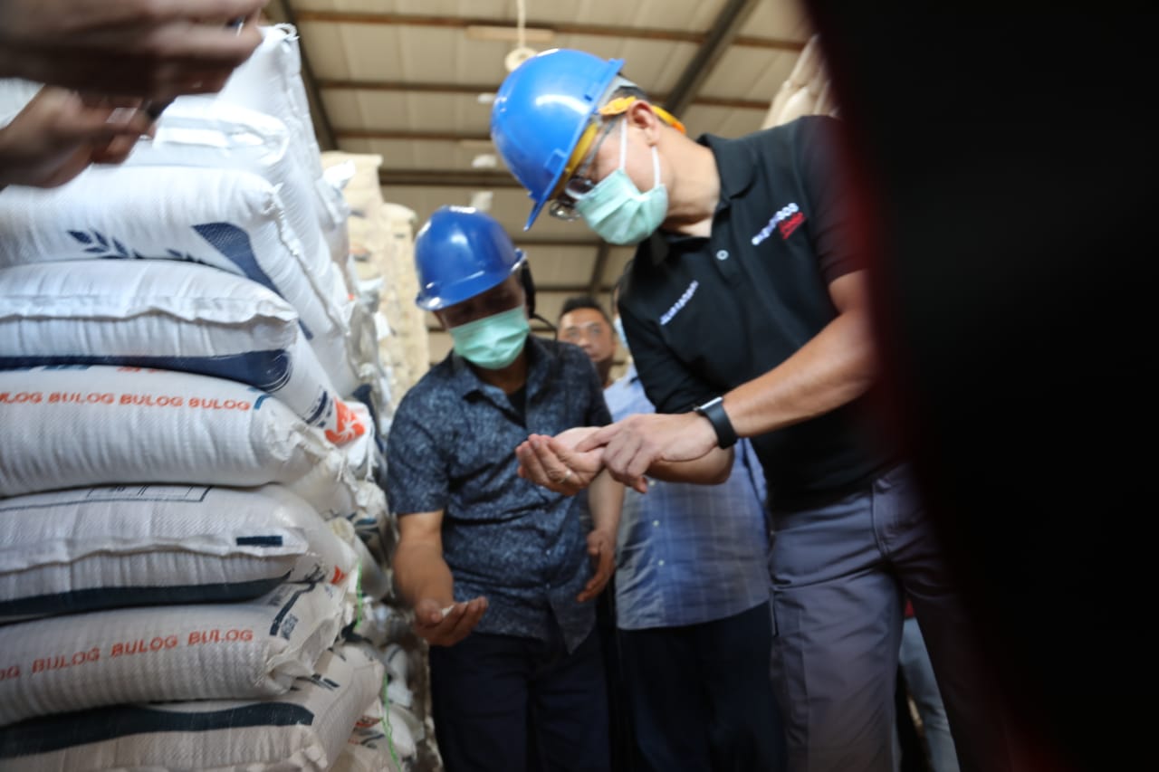 Social Minister Checks Rice Stock at Bulog Warehouse Cimindi