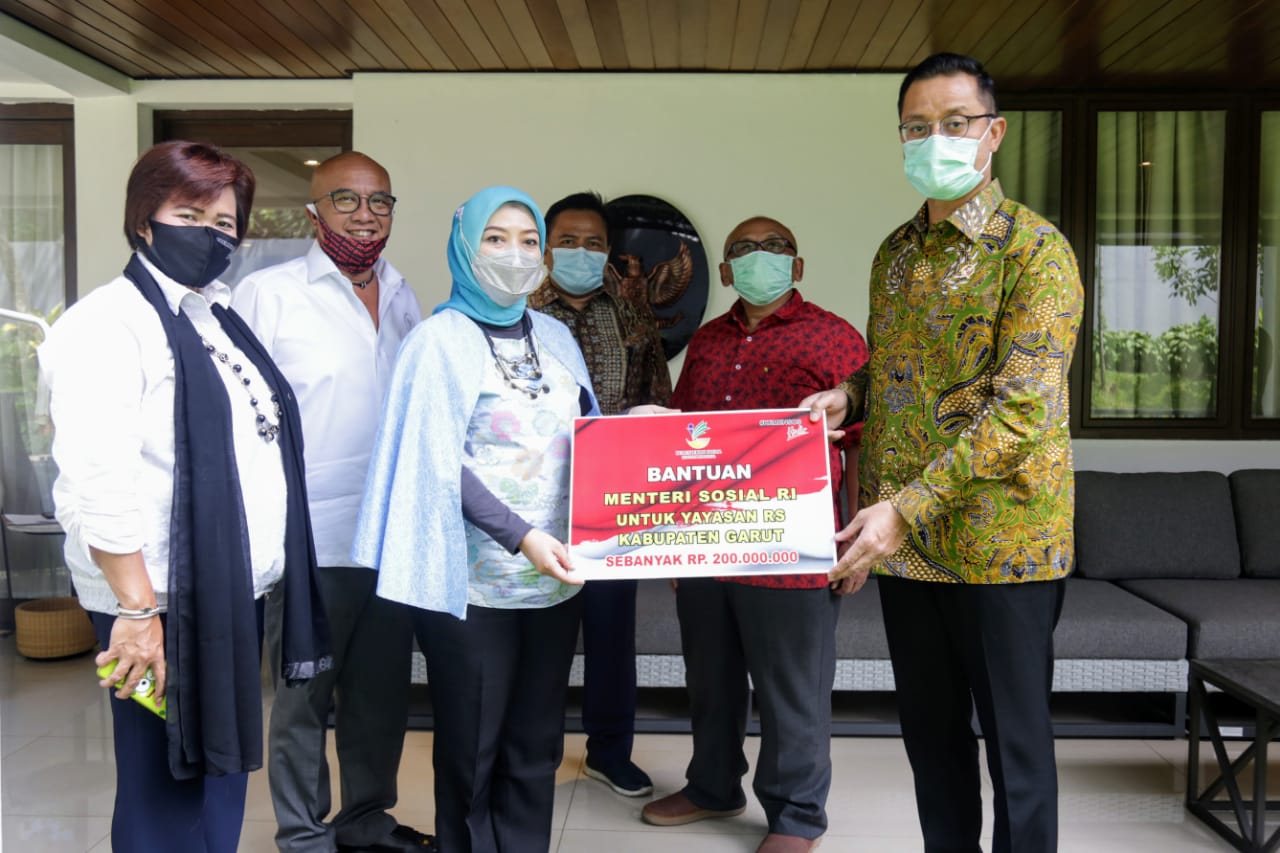 Social Minister Handed Out Basic Food Assistance for Garut Regency