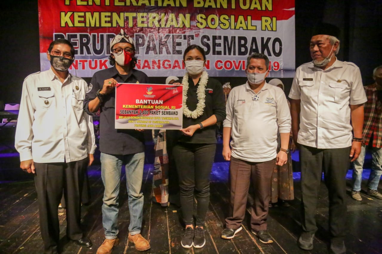 Apresiasi Kesenian Setempat, Penasihat Dharma Wanita Kemensos Turut Salurkan Sembako di Tasikmalaya