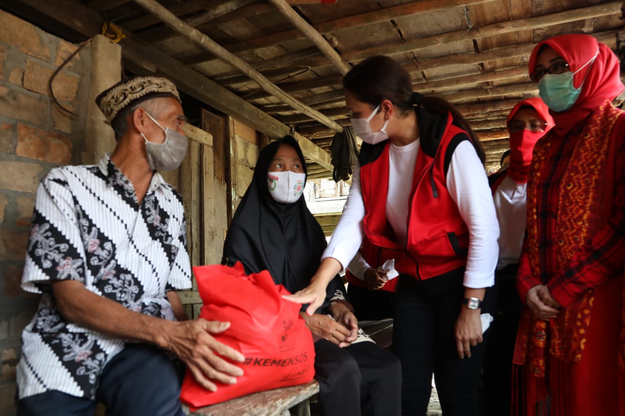 Cooperating with the Foundation, DWP Advisor of the Ministry of Social Affairs Distributes Basic Food in Ogan Ilir