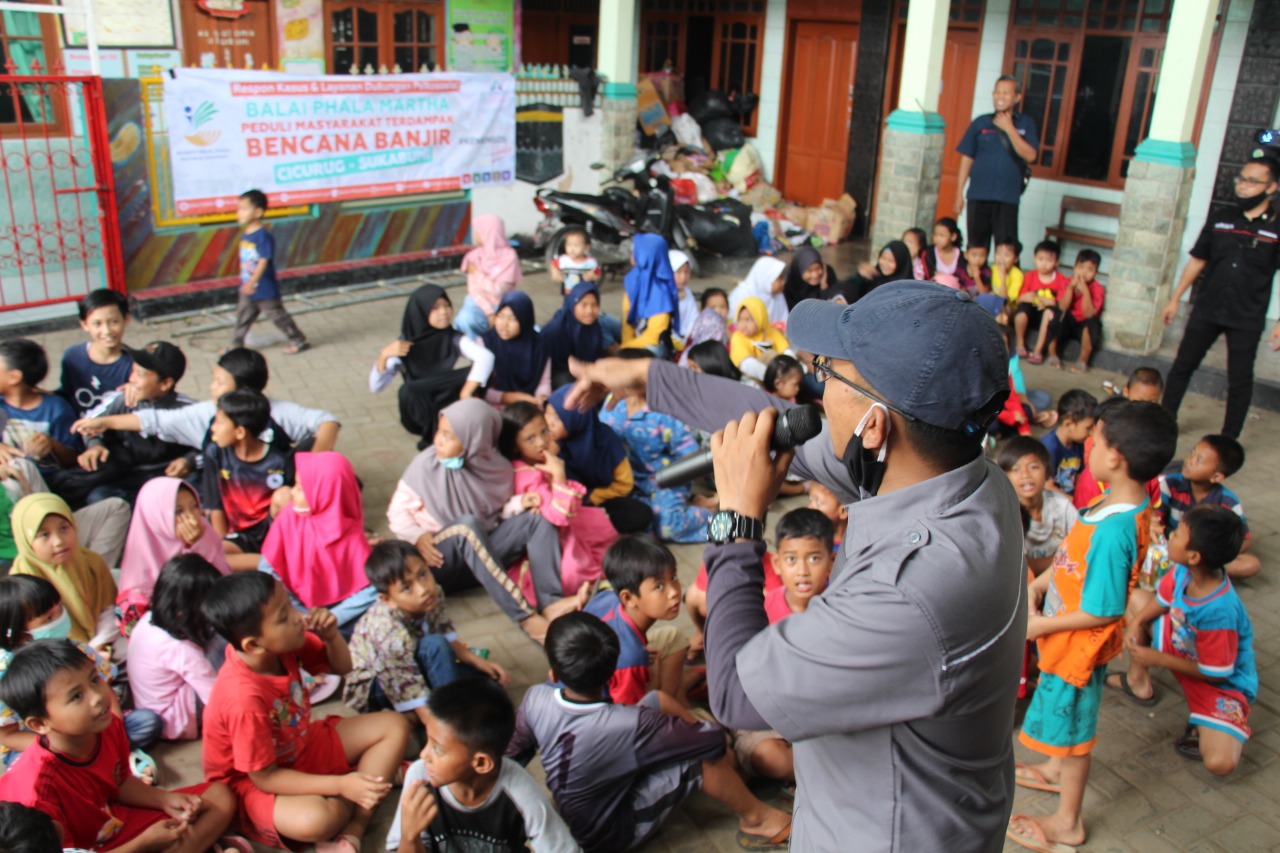 Kemensos Hadir Berikan Bansos dan Layanan Psikososial bagi Korban Banjir