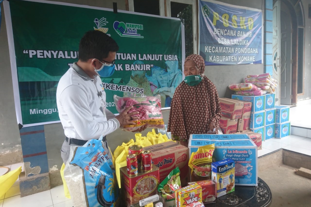 Penyaluran Bantuan Sosial bagi Lansia dalam Situasi Darurat Banjir