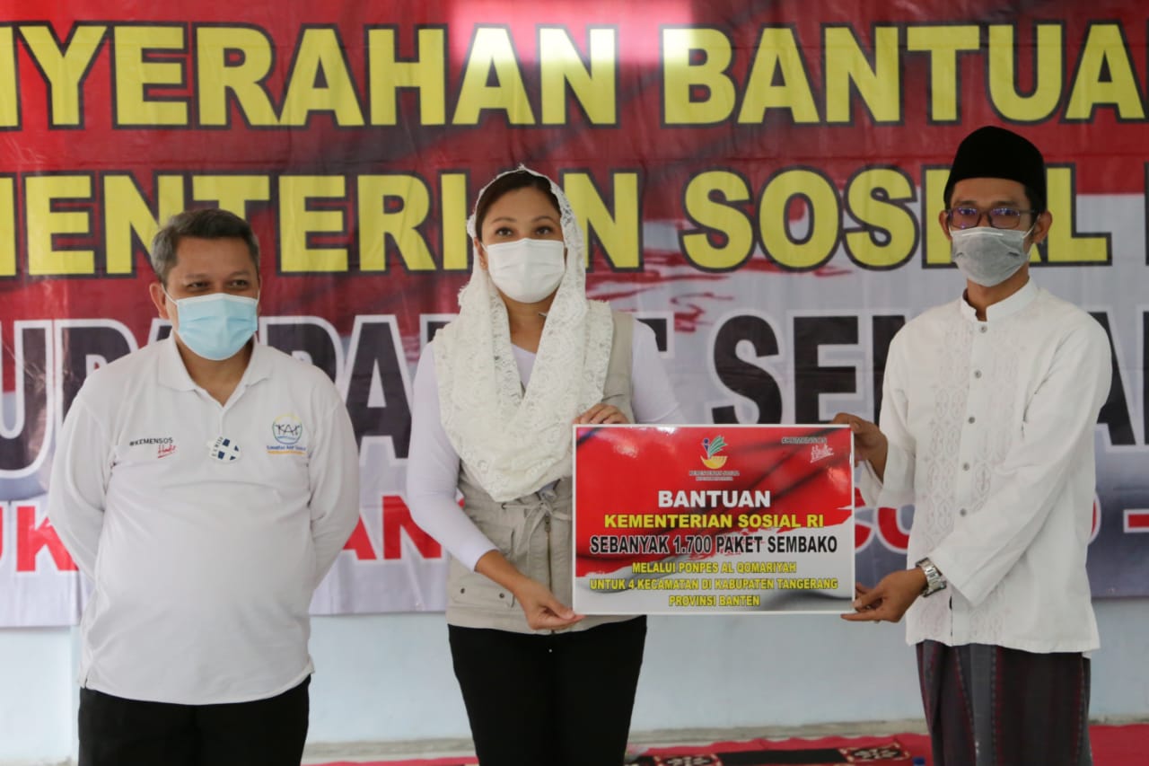 The Indonesian Ministry of Social Affairs' DWP Advisor Distributes Basic Food in Legok