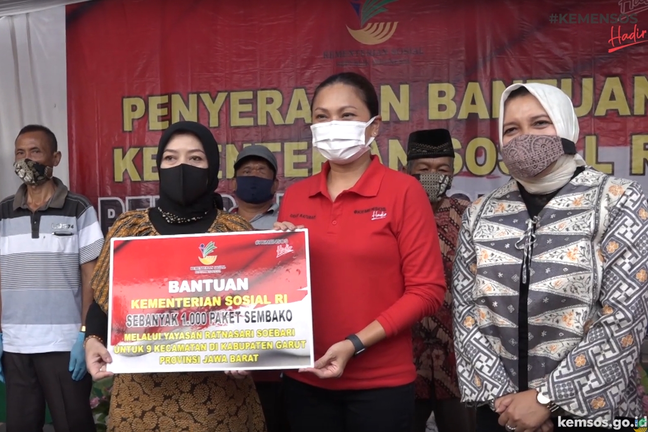 Ministry of Social Affairs Helps a Father and Submits the Ministry of Social Affairs' Basic Food Assistance in Garut Regency