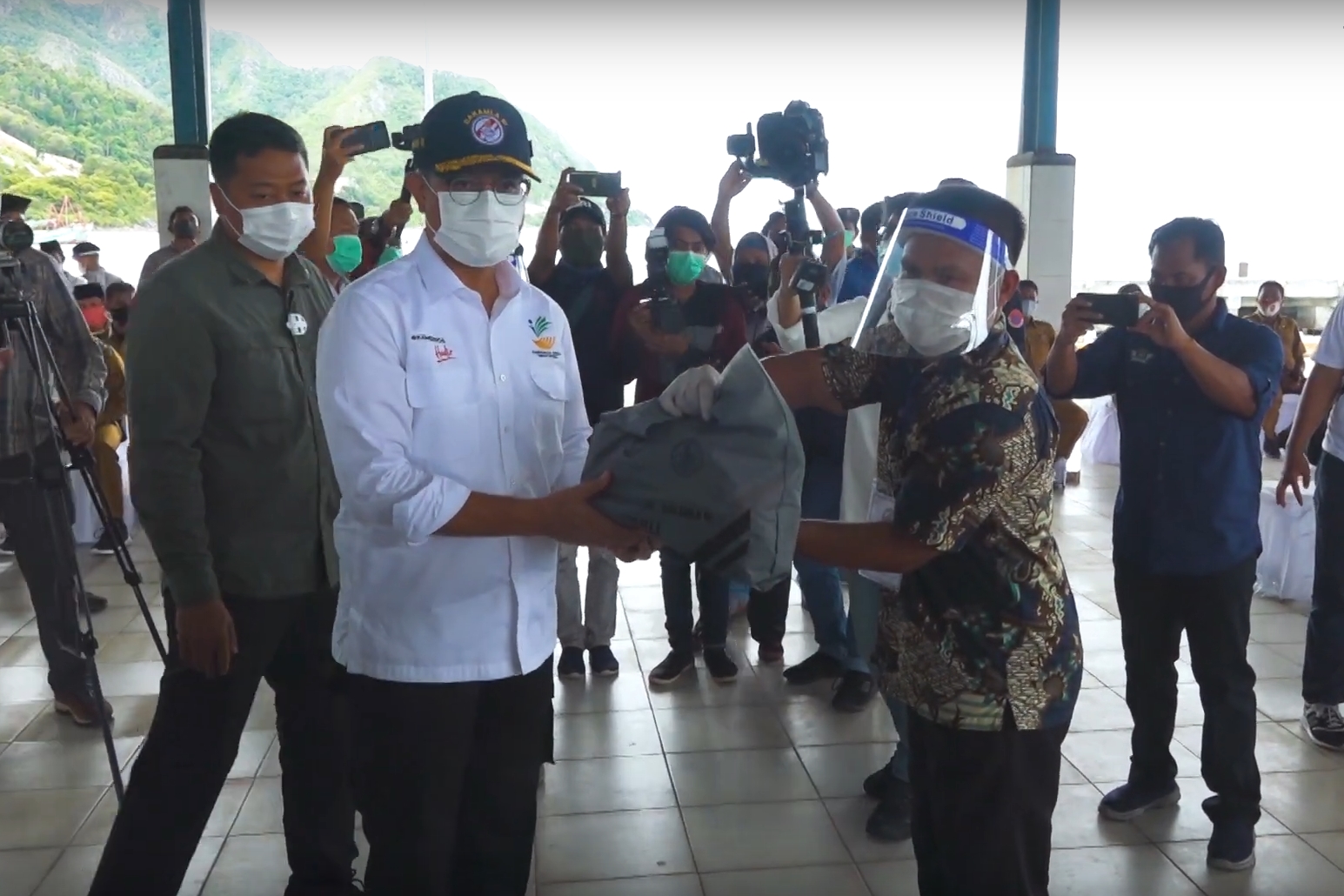 Minister of Social Affairs Greet Natuna Citizens and Ensure the State is Present in the 3T Region