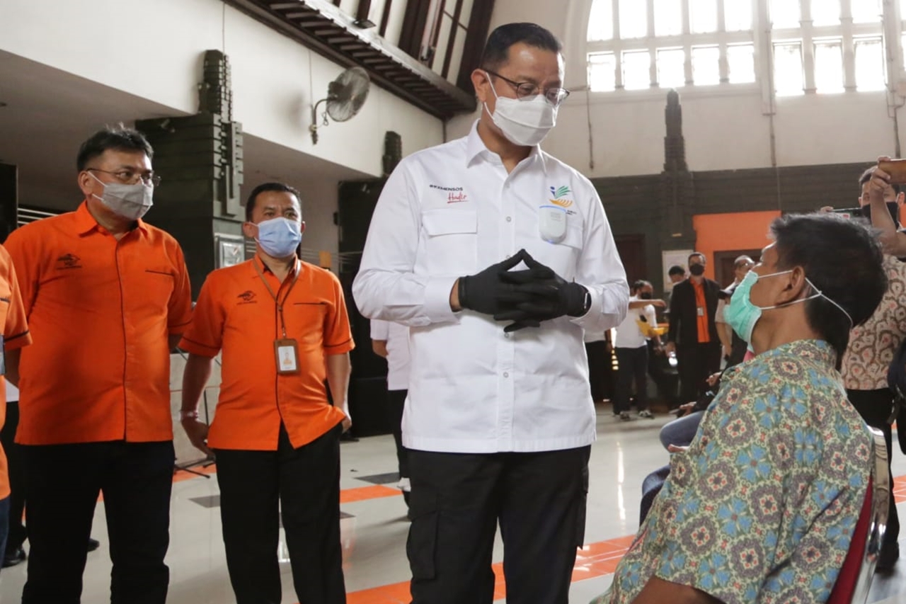 Distribution of Cash Social Assistance at the Indonesian Post Office in Surabaya