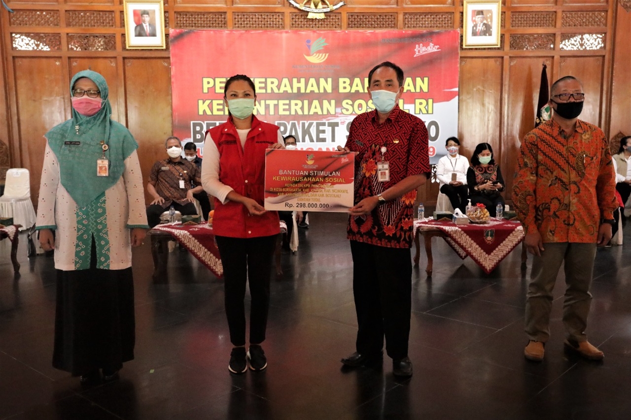 Ministry of Social Affairs Distributes 2000 Basic Food Packages for Orphanages in Surakarta