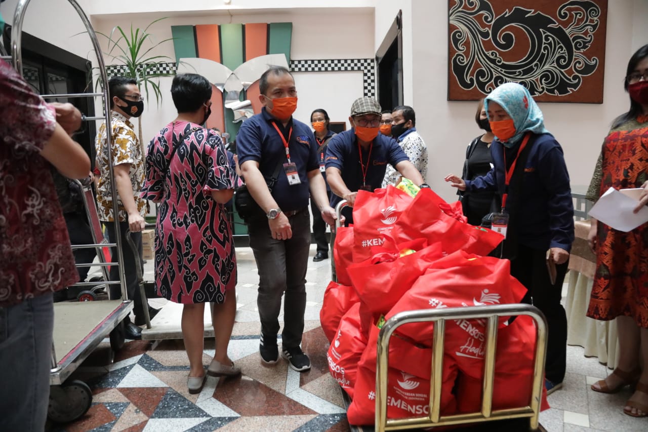 1,078 Employees of Hotels Affected by the Pandemic in Bandung Receive Groceries