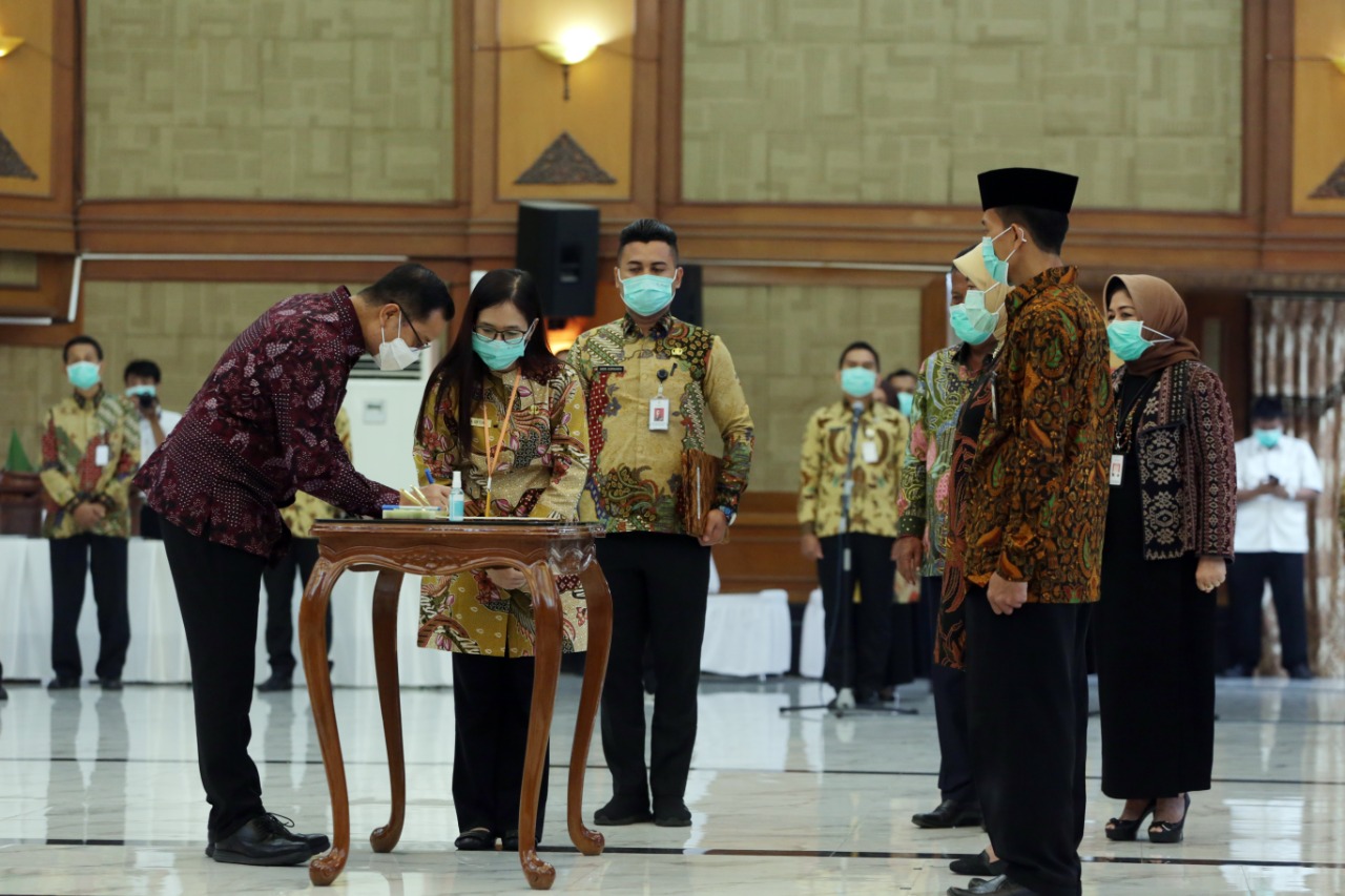 Minister of Social Inaugurates Virtual Administrator and Supervisor of the Indonesian Ministry of Social Affairs