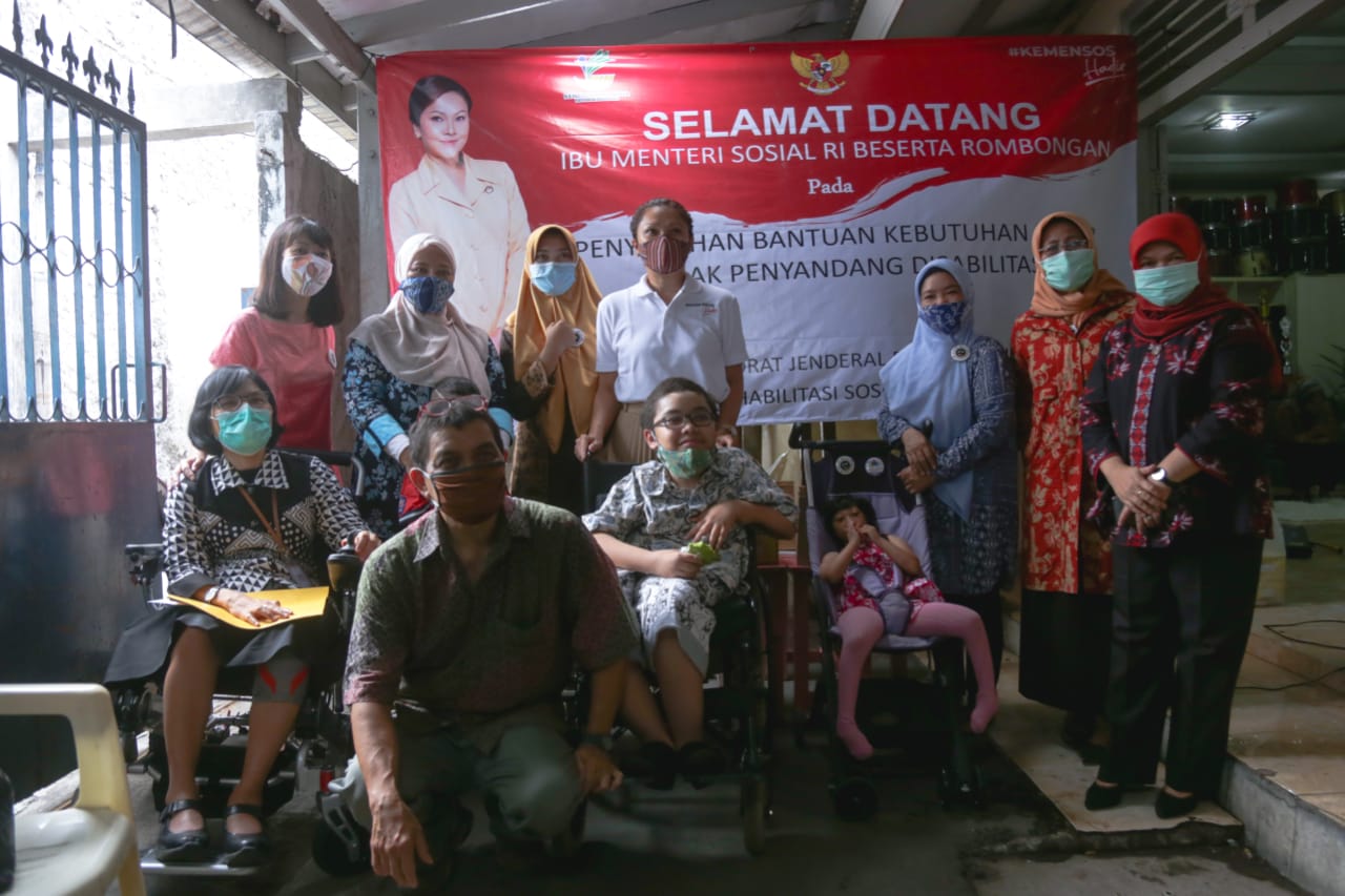 Penasihat DWP Kemensos Salurkan Bansos Sembako dan Alat Bantu Penyandang Disabilitas