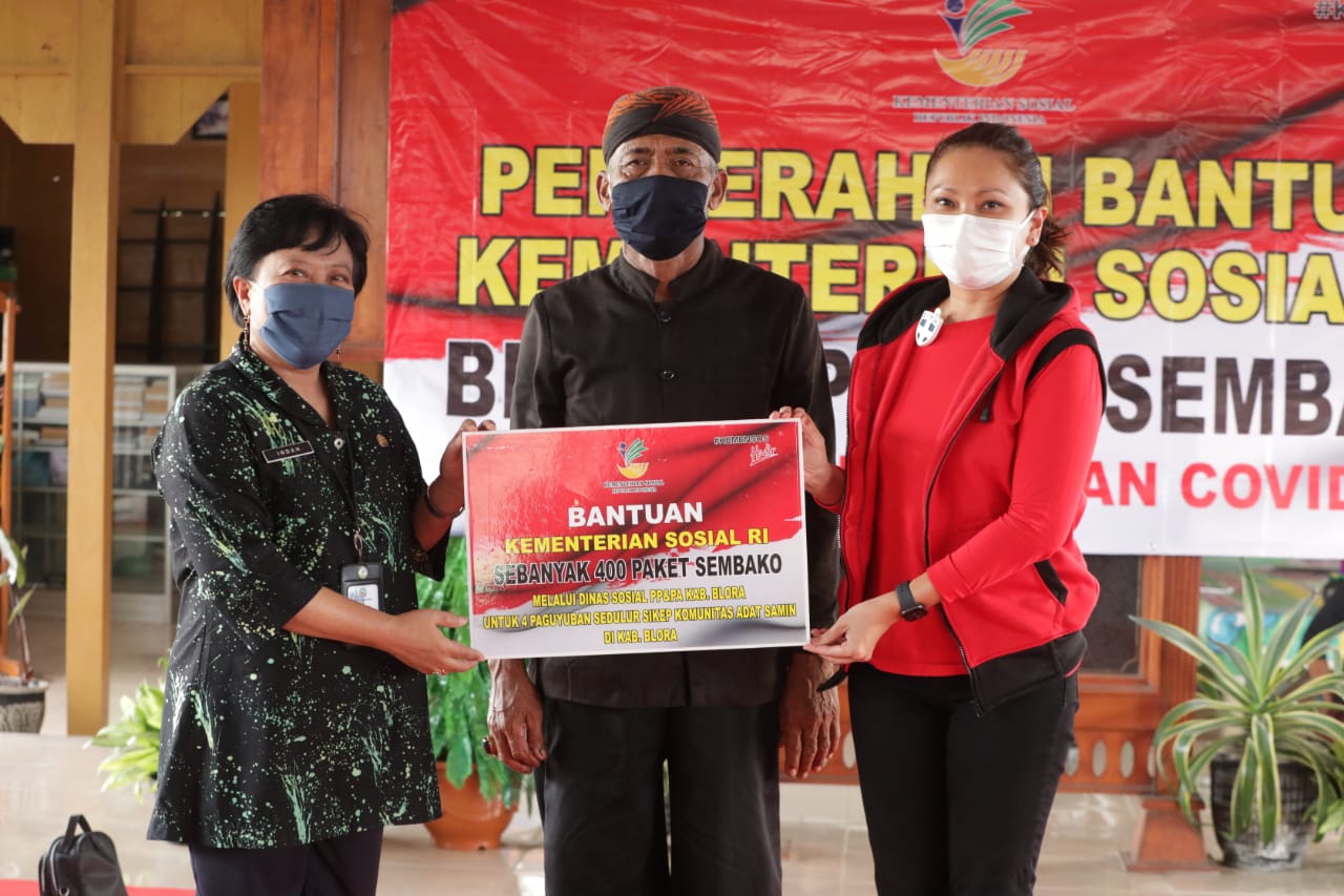 Penasihat DWP Kemensos Salurkan Bantuan kepada Kelompok Adat Samin