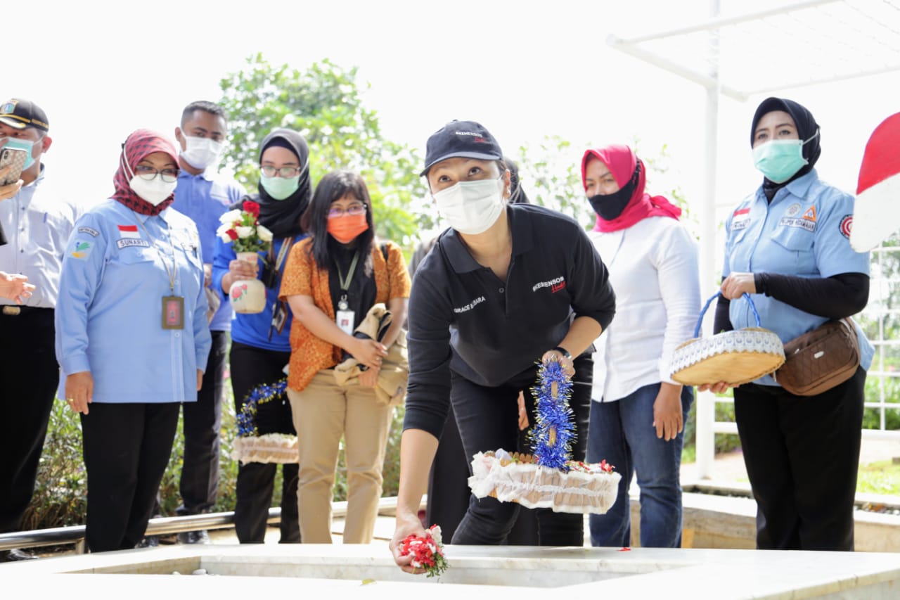 Ministry of Social Affairs DWP Advisor Distributes Social Assistance to Cemetery Service Officers