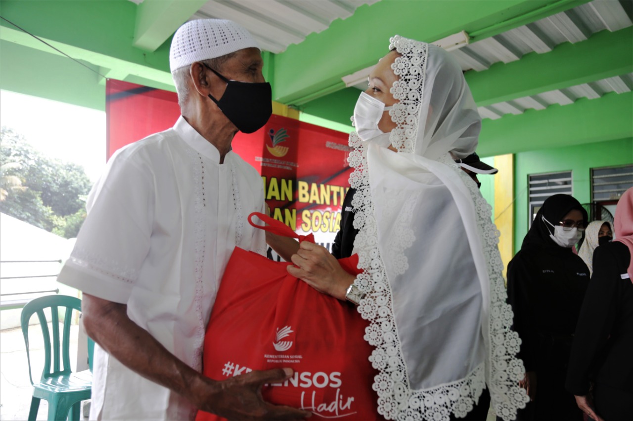 Penasihat DWP Kemensos Salurkan Bansos Sembako bagi Pesantren