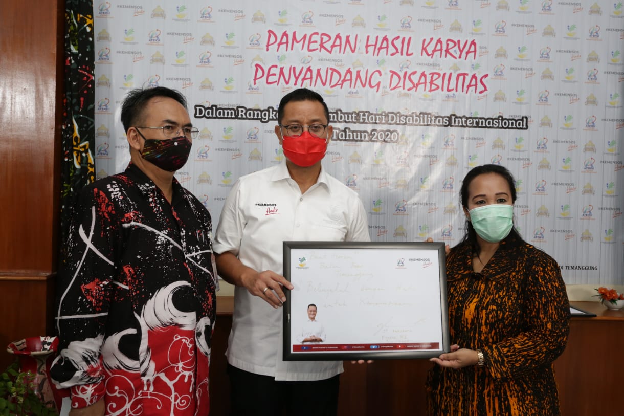 Mensos Borong Batik Ciprat Karya Penyandang Disabilitas