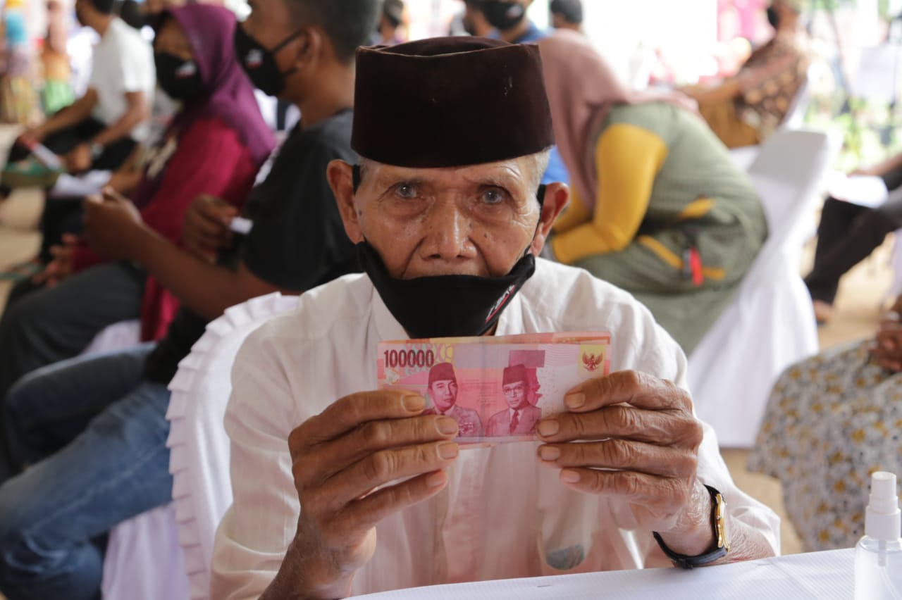 Minister of Social Affairs and Minister of Village, Development of Disadvantaged Regions and Transmigration Distribute BST and BLT DD in Subang