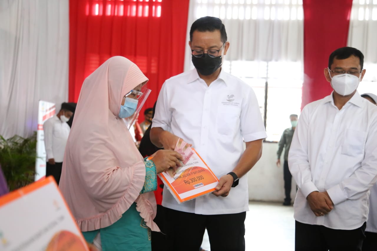 Along the Trans-Sumatra Route, the Minister of Social Affairs Ensures Communities Affected by COVID-19 Receive Assistance