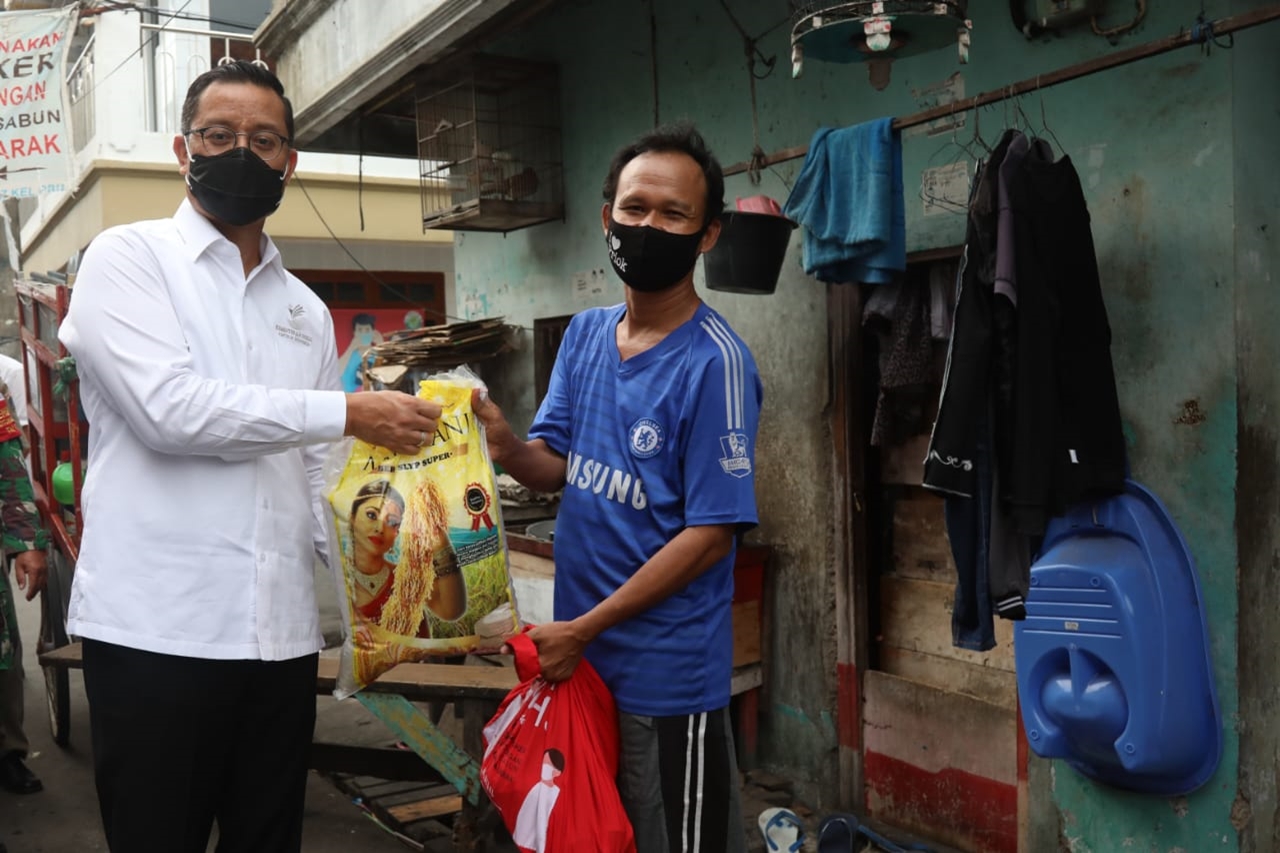 Social Minister Juliari did Hands-on Operation to Distribute