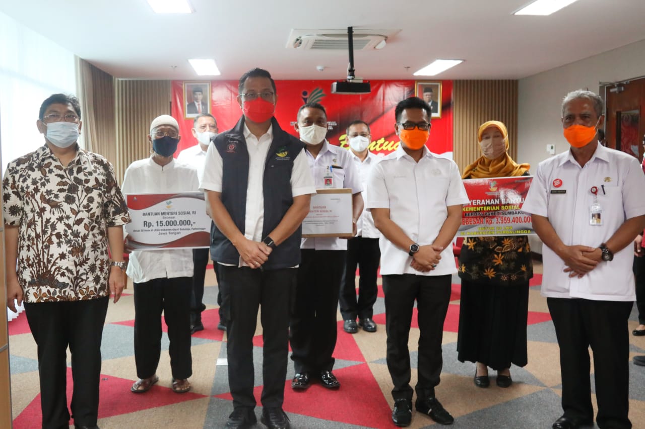 Terdampak Pandemi, Mensos Juliari Ringankan Beban 15 Ponpes dan LKS dengan Bantuan Rp3,8 Miliar