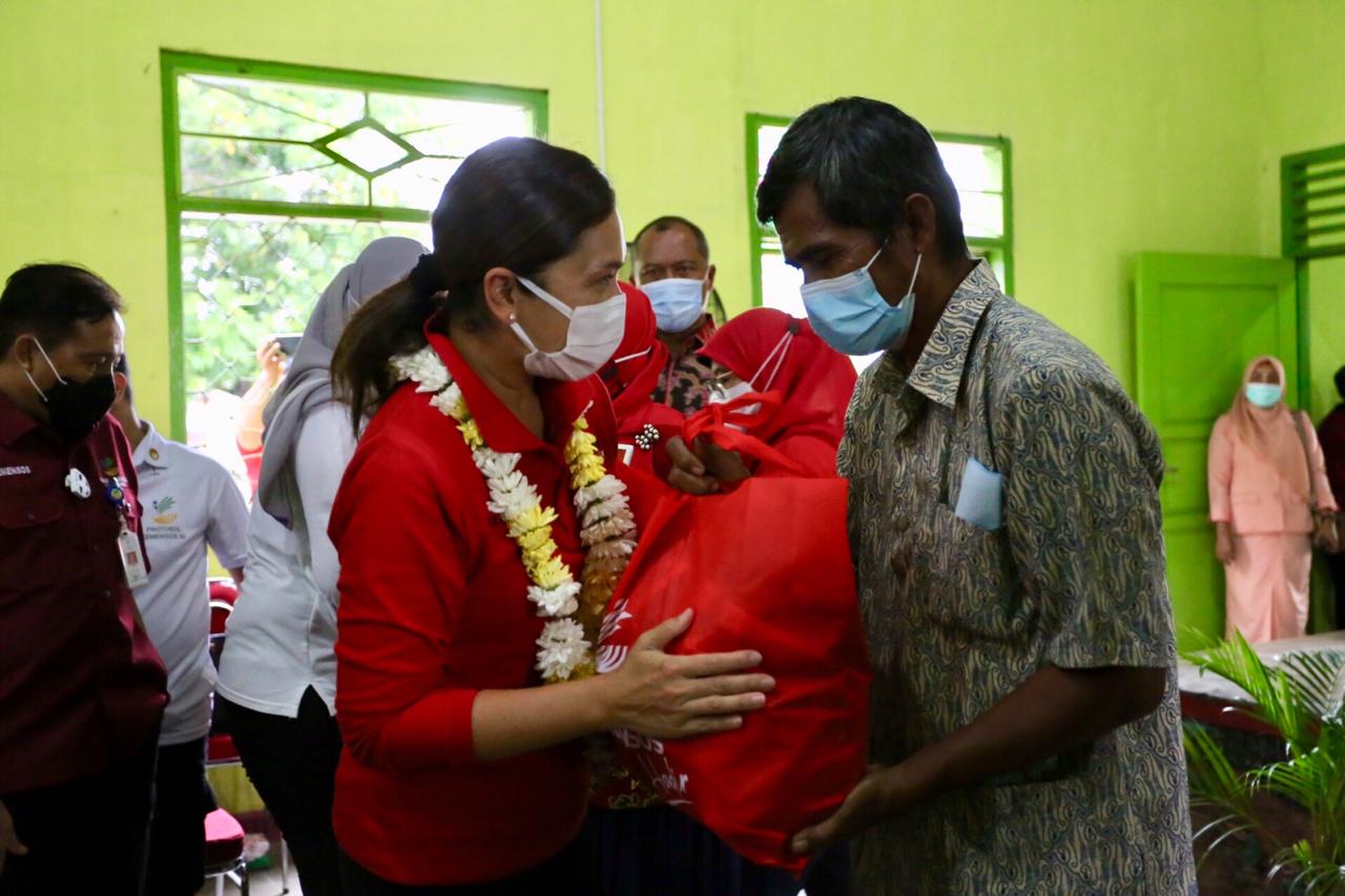 Lightening the Burden of People Affected by COVID-19, the Indonesian Ministry of Social Affairs Distributes Rp. 900 Million of Food Package in Lampung