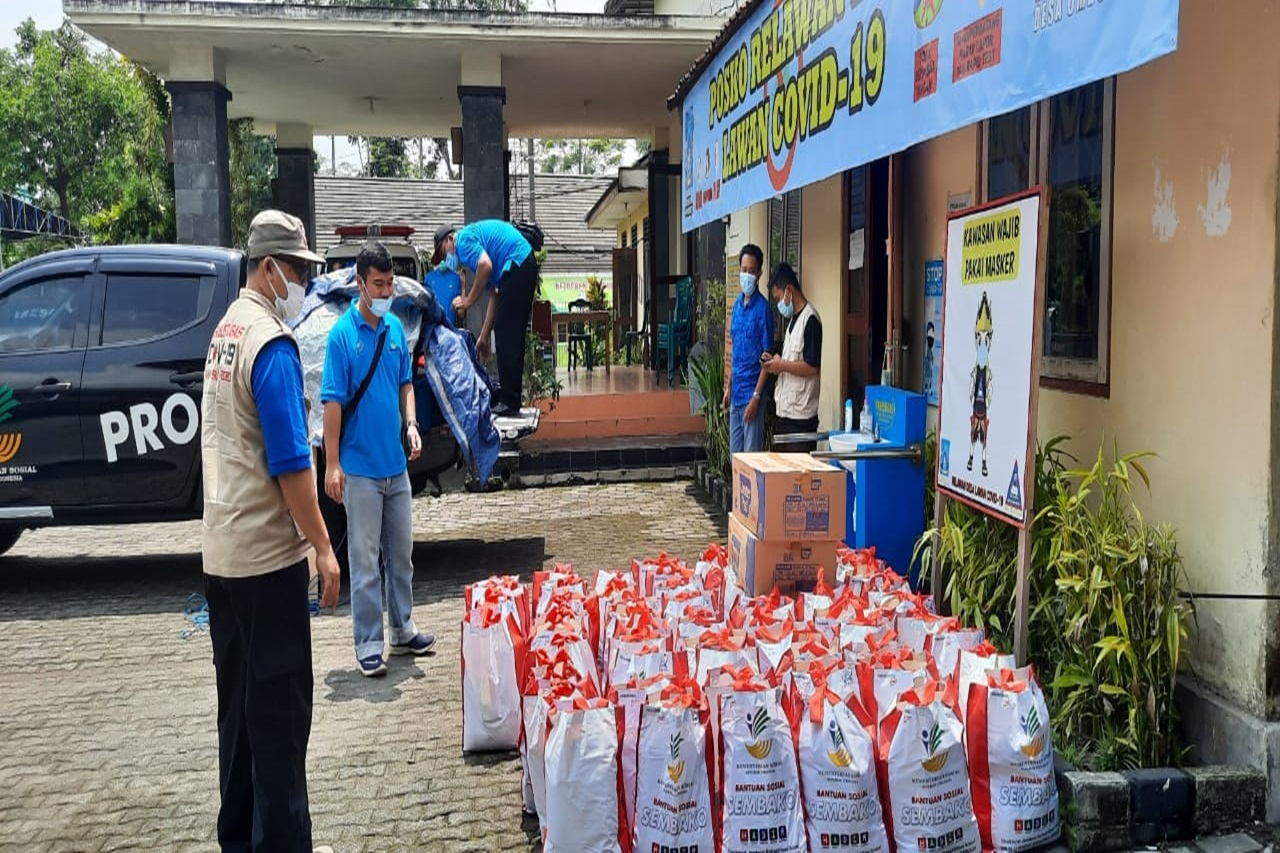 Balai "Budhi Dharma" Salurkan Kebutuhan Dasar bagi Lansia Pengungsi Erupsi Gunung Merapi