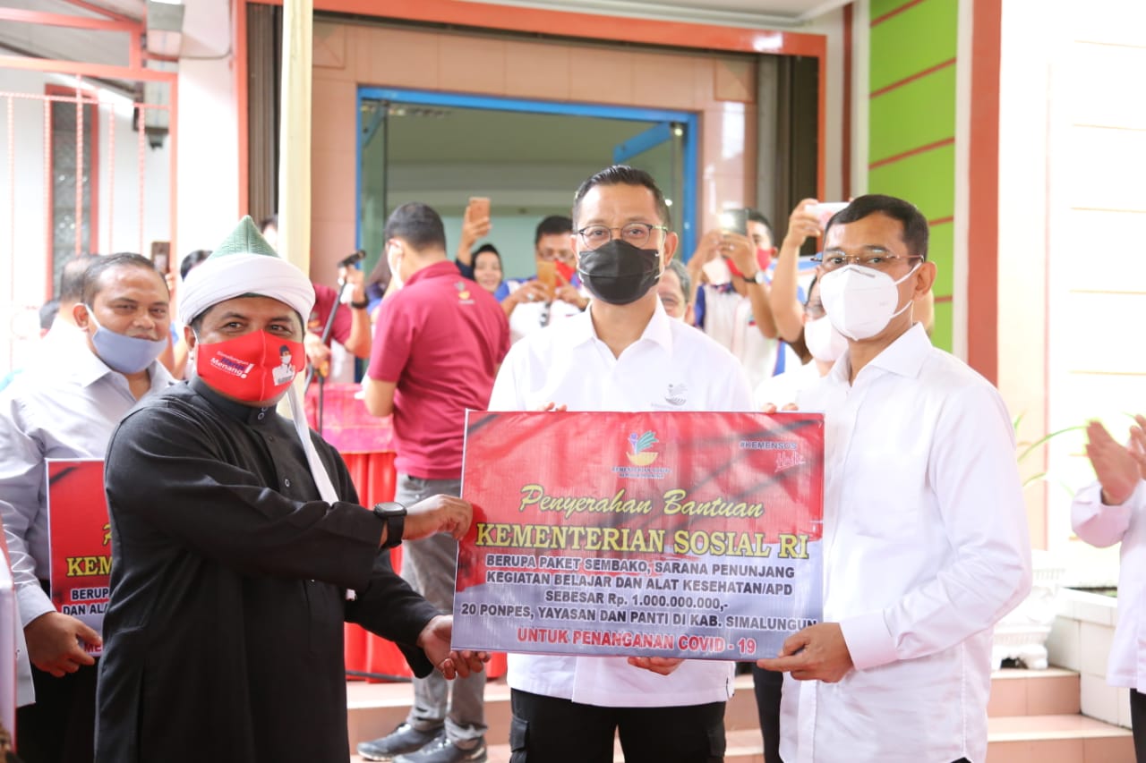 Ministry of Social Affairs Distributes Social Assistance to Islamic Boarding Schools in Simalungun