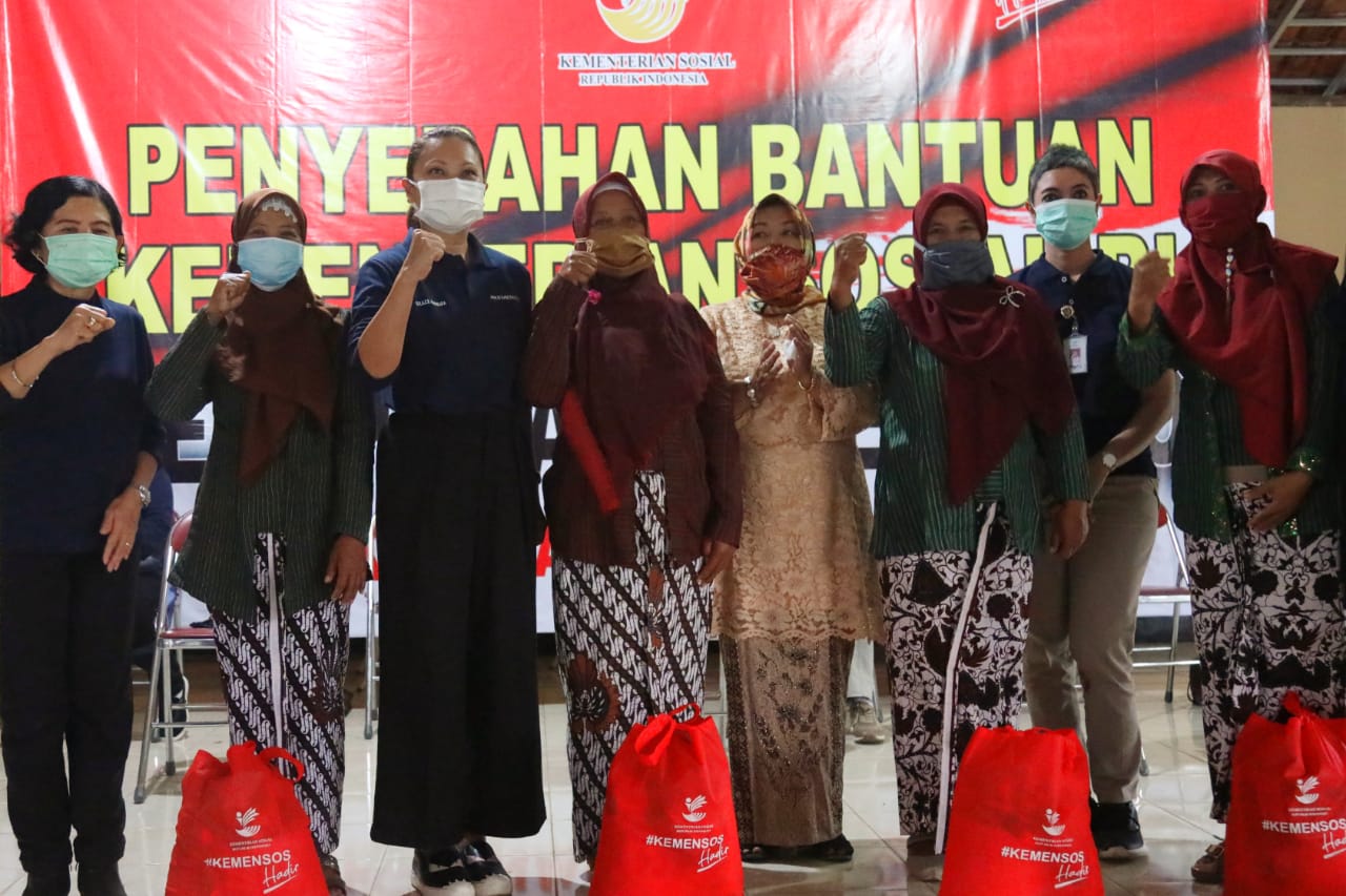 Penasihat DWP Kemensos Salurkan Ribuan Paket Sembako Melalui 13 Yayasan