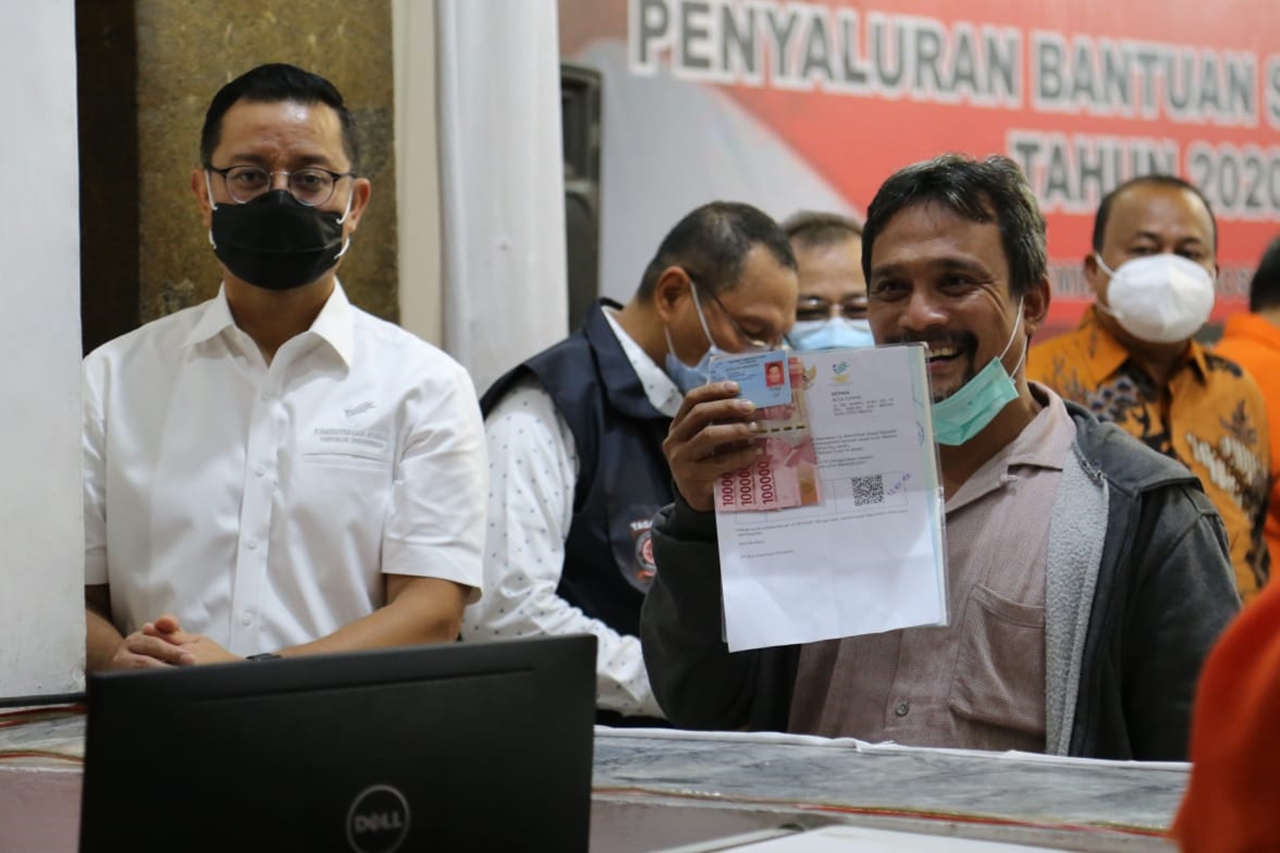 Social Minister Juliari Oversees BST Distribution in Medan