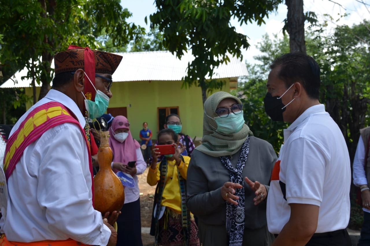 The Ministry of Social Affairs Provides a Number of Assistance to the West Manggarai Community