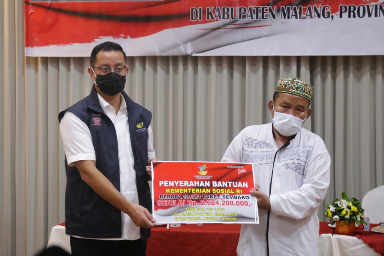 Mensos Salurkan Paket Sembako bagi LKS di Malang