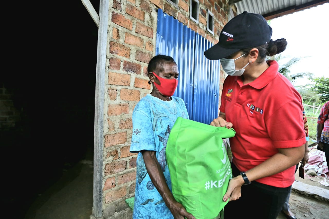 Kemensos Hadir di Sorong, Salurkan Paket Sembako