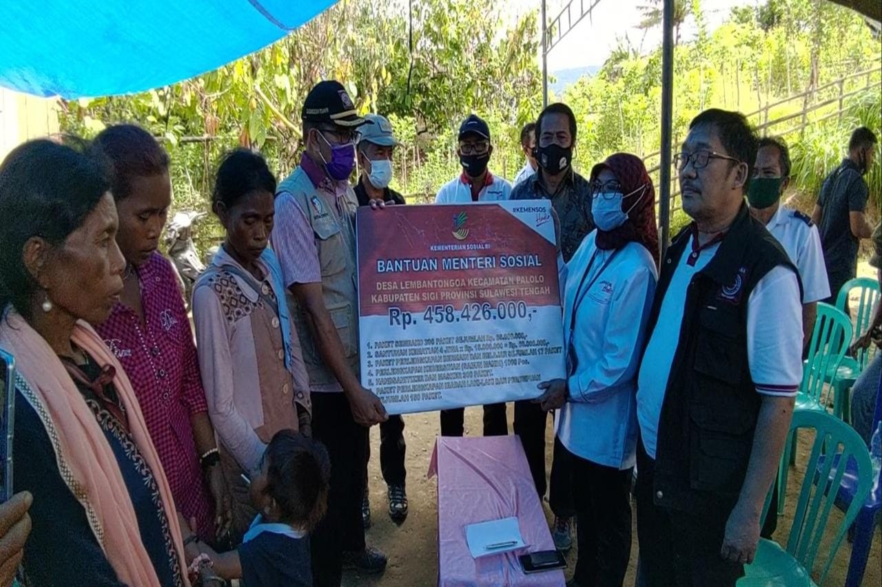 Ministry of Social Affairs Distributes IDR 458 Million Aid to Lembantongoa Residents