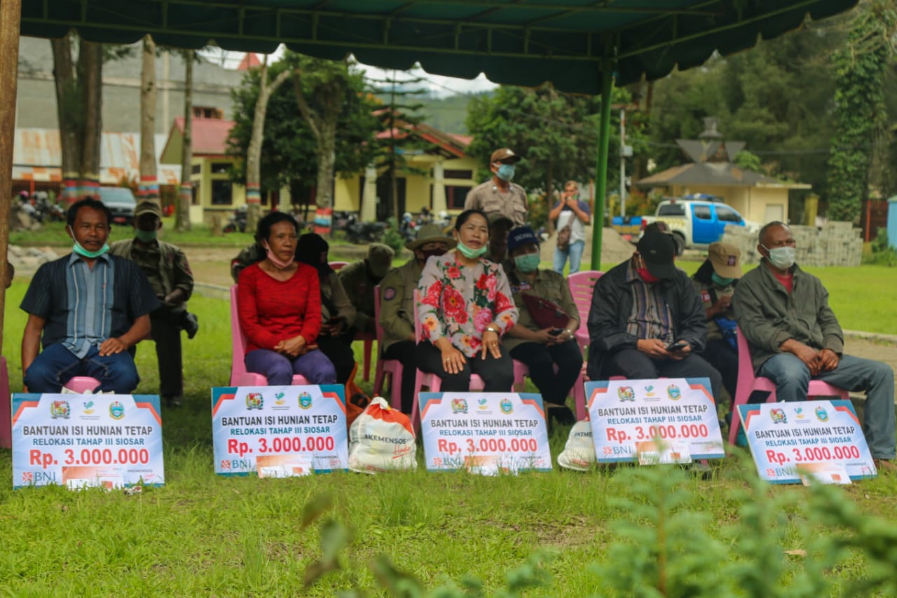 Kemensos Salurkan Bantuan Huntap Siosar Tahap III