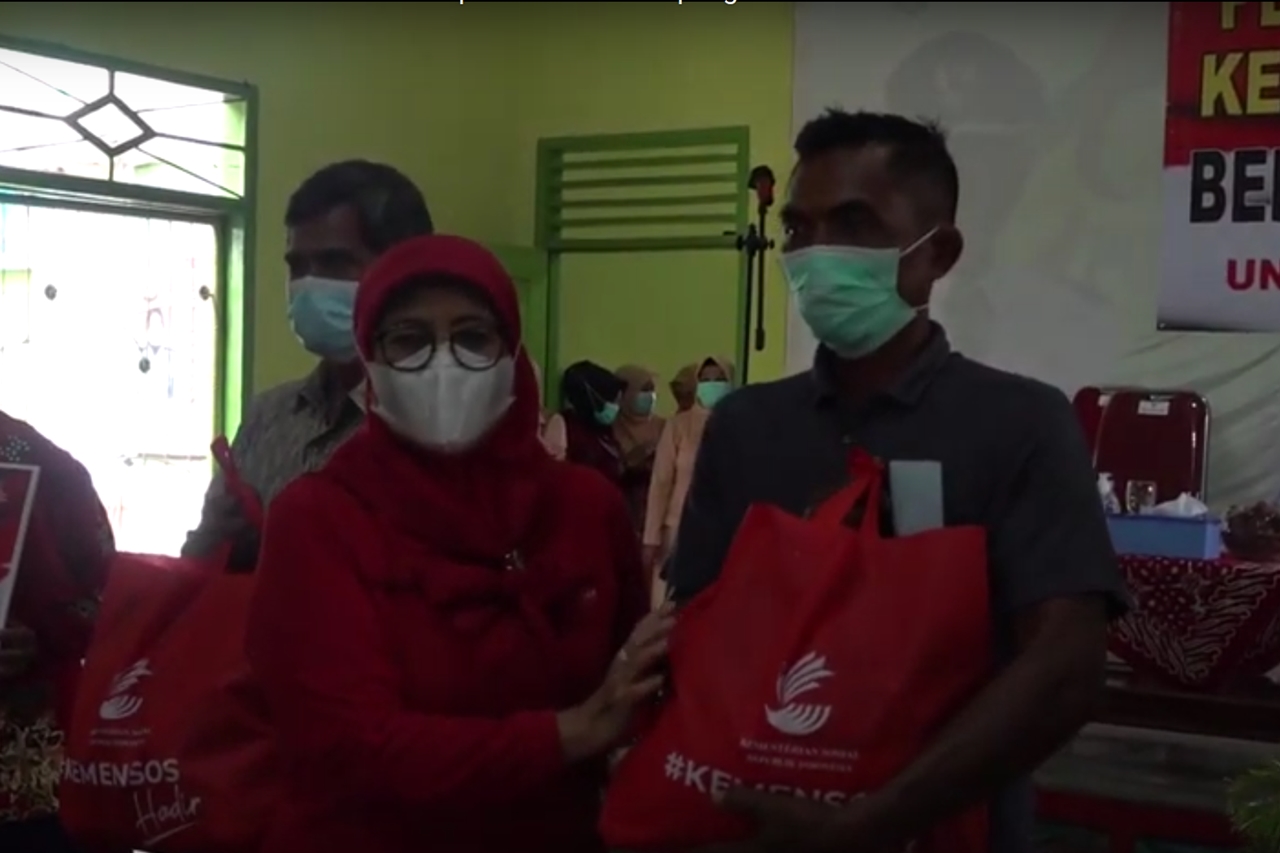 The Indonesian Ministry of Social Affairs Distributes Basic Food Worth IDR 900 Million in Lampung