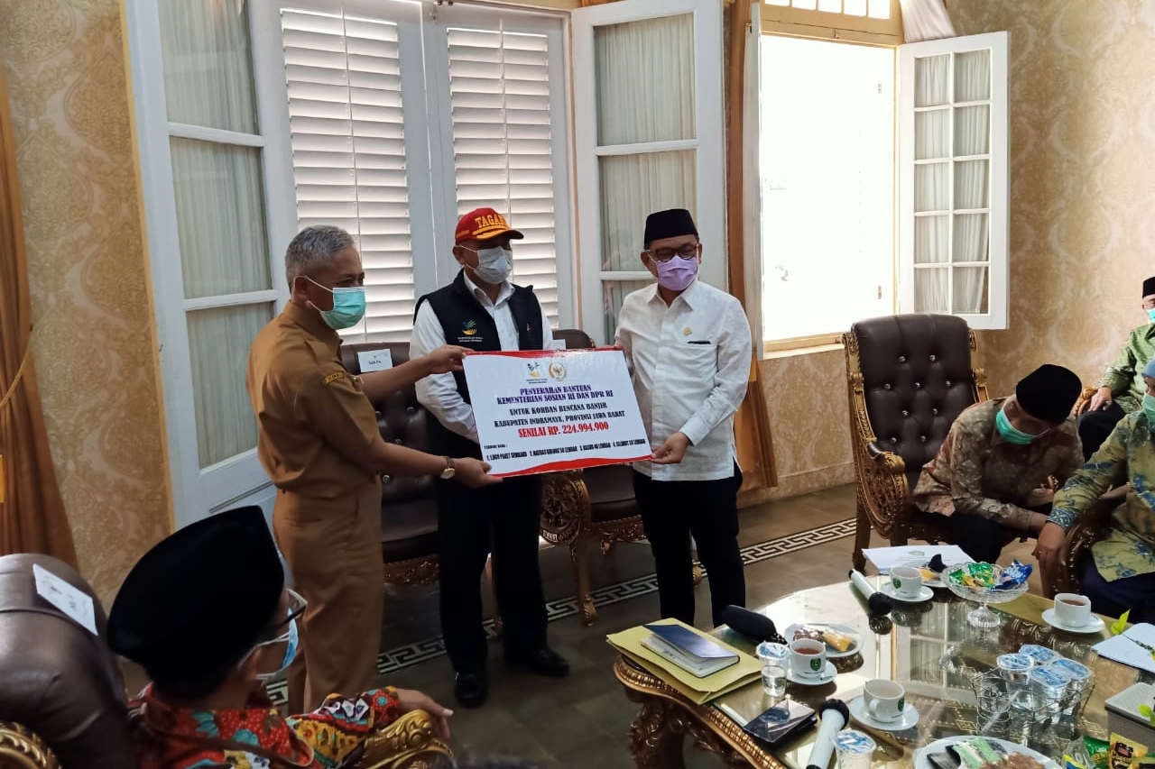 Bersama Komisi VIII, Kemensos Tinjau Banjir Indramayu