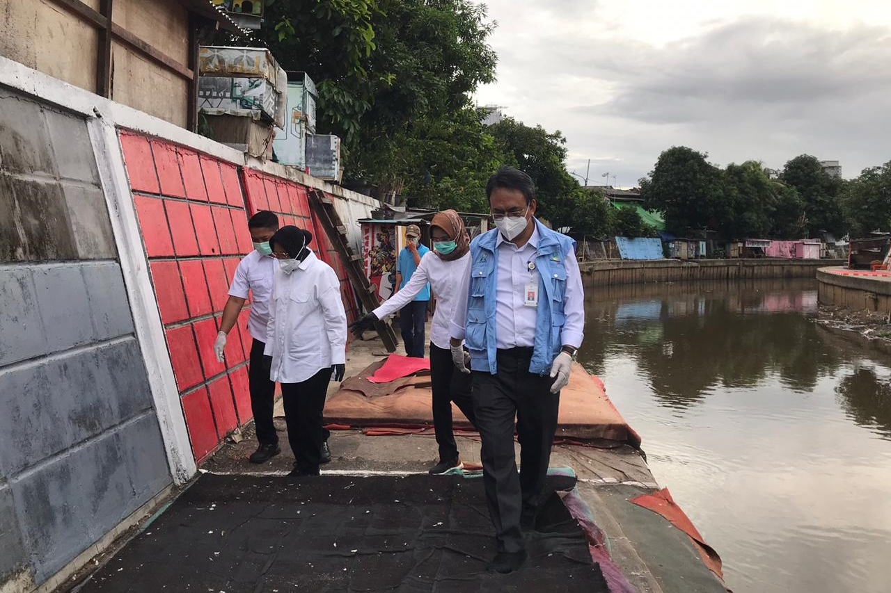 Minister of Social Affairs Risma Met Residents of the Ciliwung River