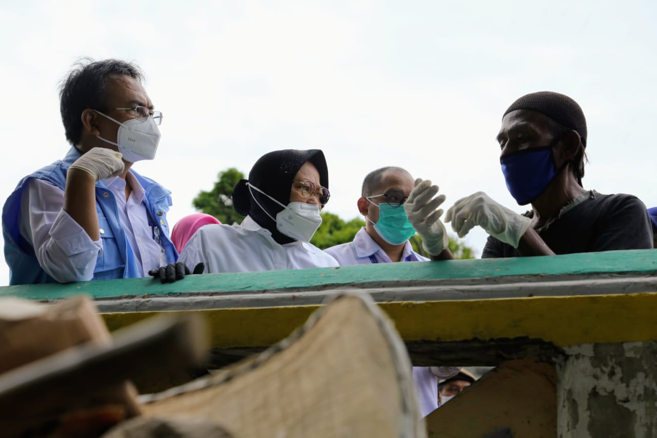 Mensos Risma Blusukan ke Bantaran Kali Temui Pemulung dan Gelandangan