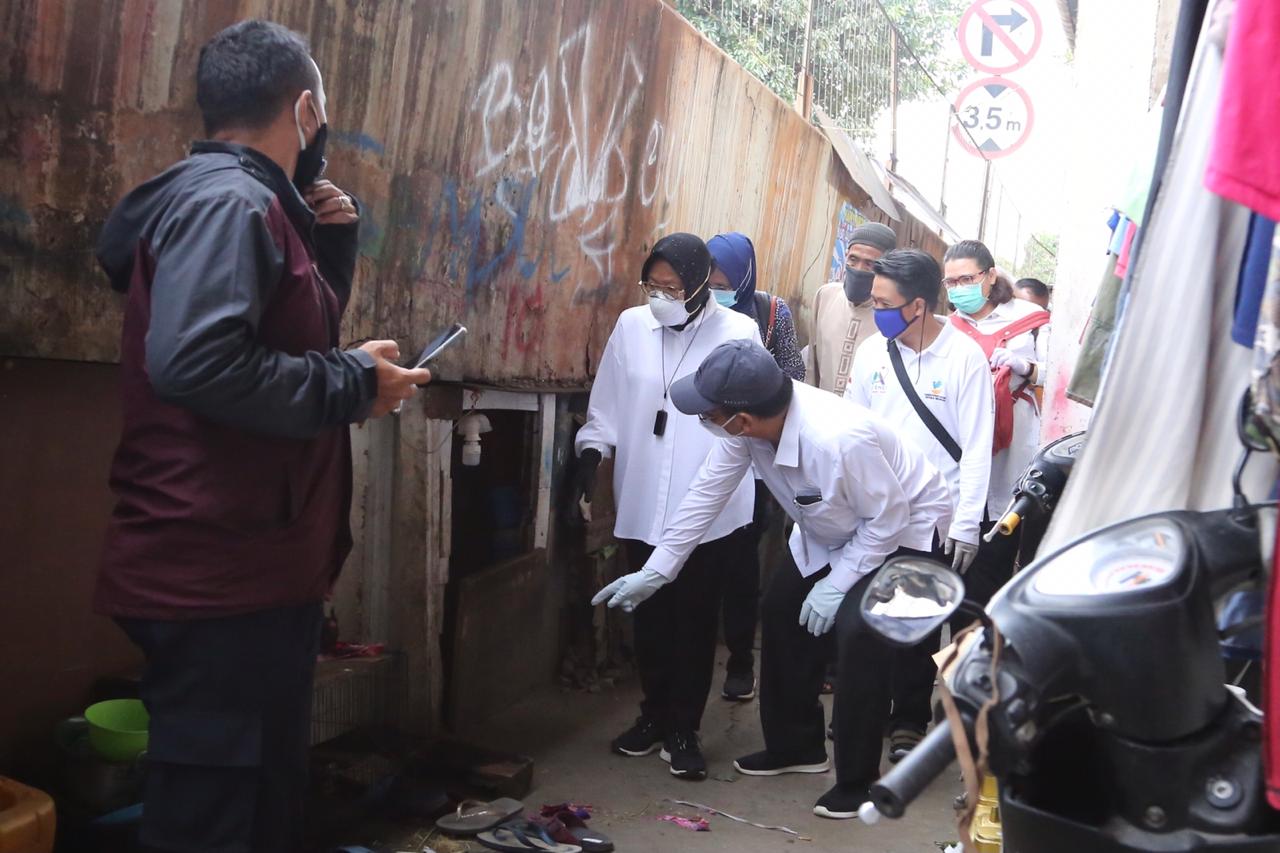 Minister of Social Affairs Risma Observed Residents Under Gedong Panjang Toll Road