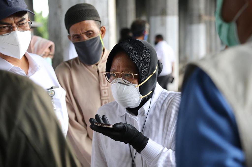 Risma Sampaikan Niat Berdayakan Penghuni Kolong Tol Melalui Usaha Mikro Warung Pecel Lele