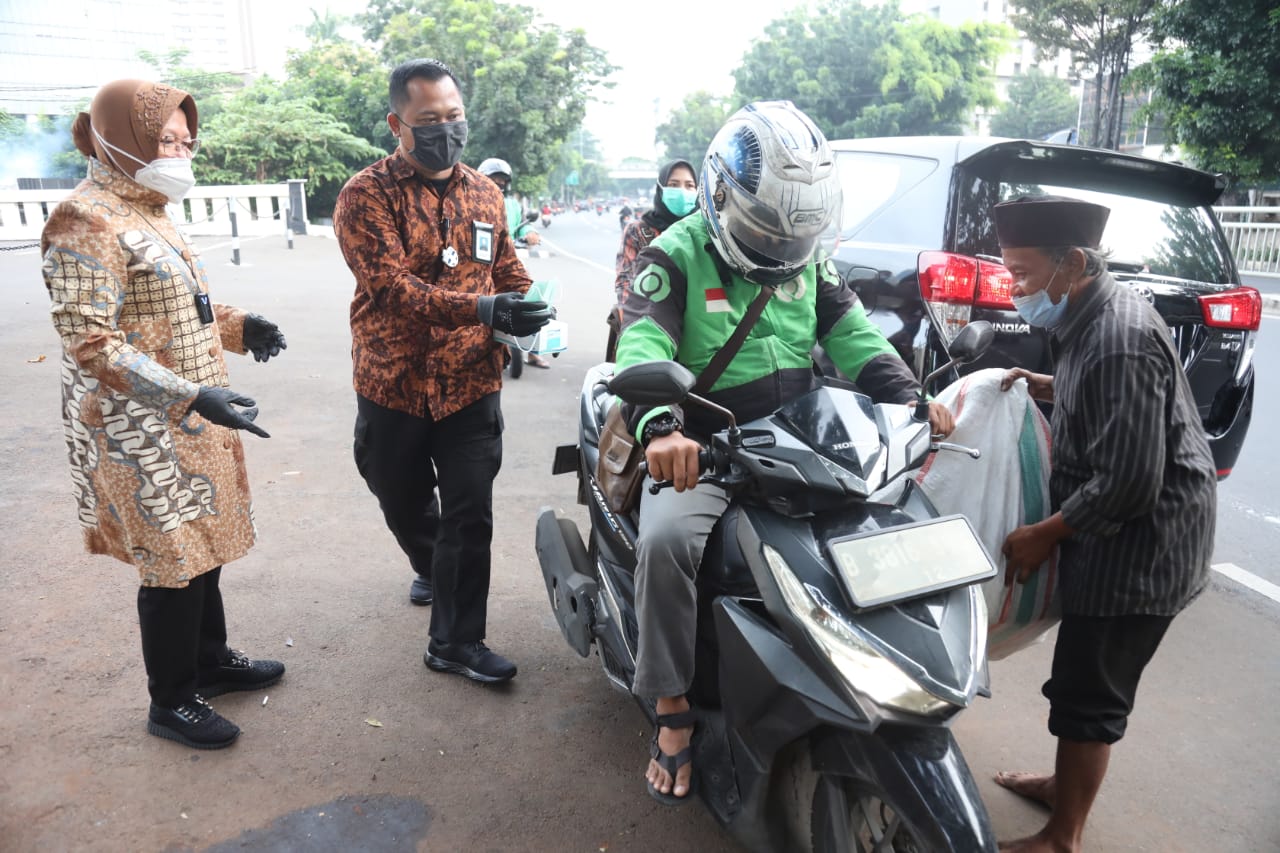 Minister of Social Affairs Risma Meets Social Welfare Service Recipients in the Corner of South Jakarta