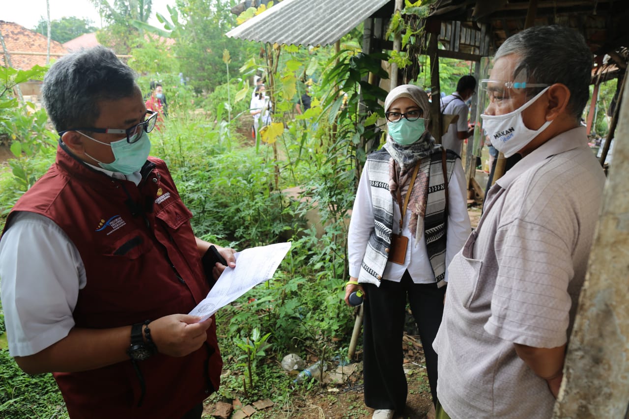 Kemensos Tinjau Penyaluran Bansos PKH untuk Disabilitas dan Lansia di Purwakarta