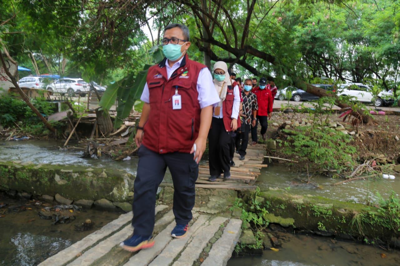 PKH Social Assistance for the Disabilities and Elderly Delivered to the KPM Houses in Karawang