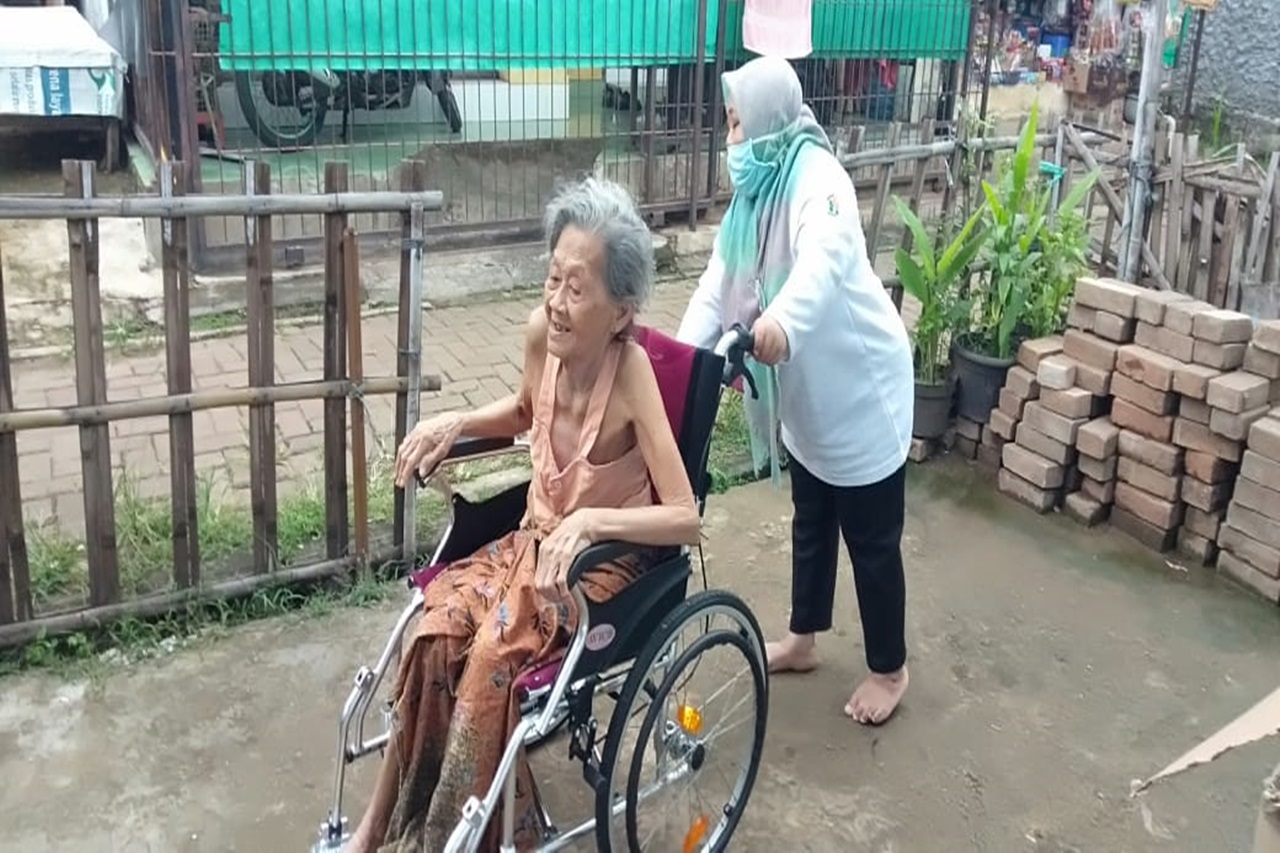 Gerakan Cepat Balai Lansia ''Budhi Dharma'' Bekasi, Bahagiakan Nyai Sopia dengan Kursi Roda