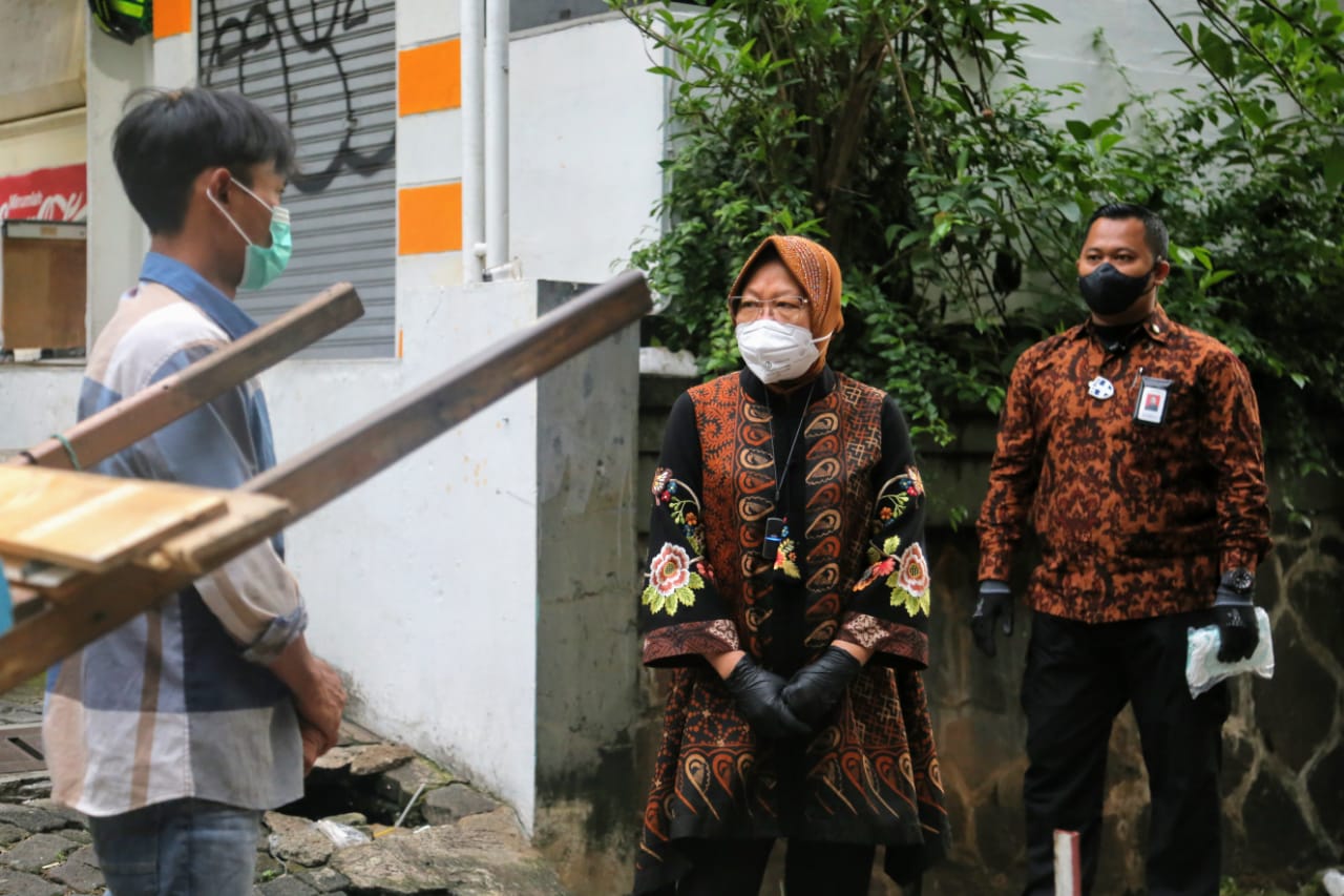 Mensos Risma 'Blusukan' di Area Prapanca, Jakarta Selatan