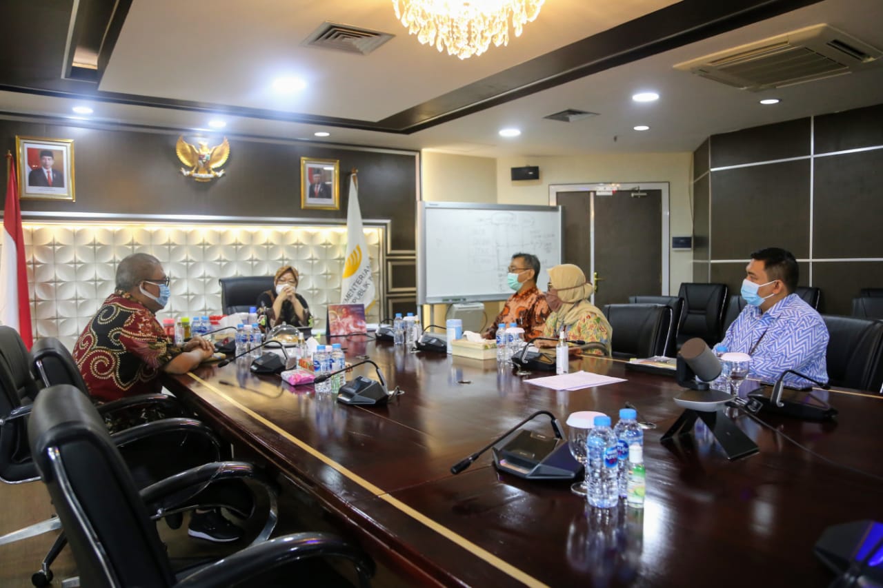 Social Minister Risma Receives KPK Visit