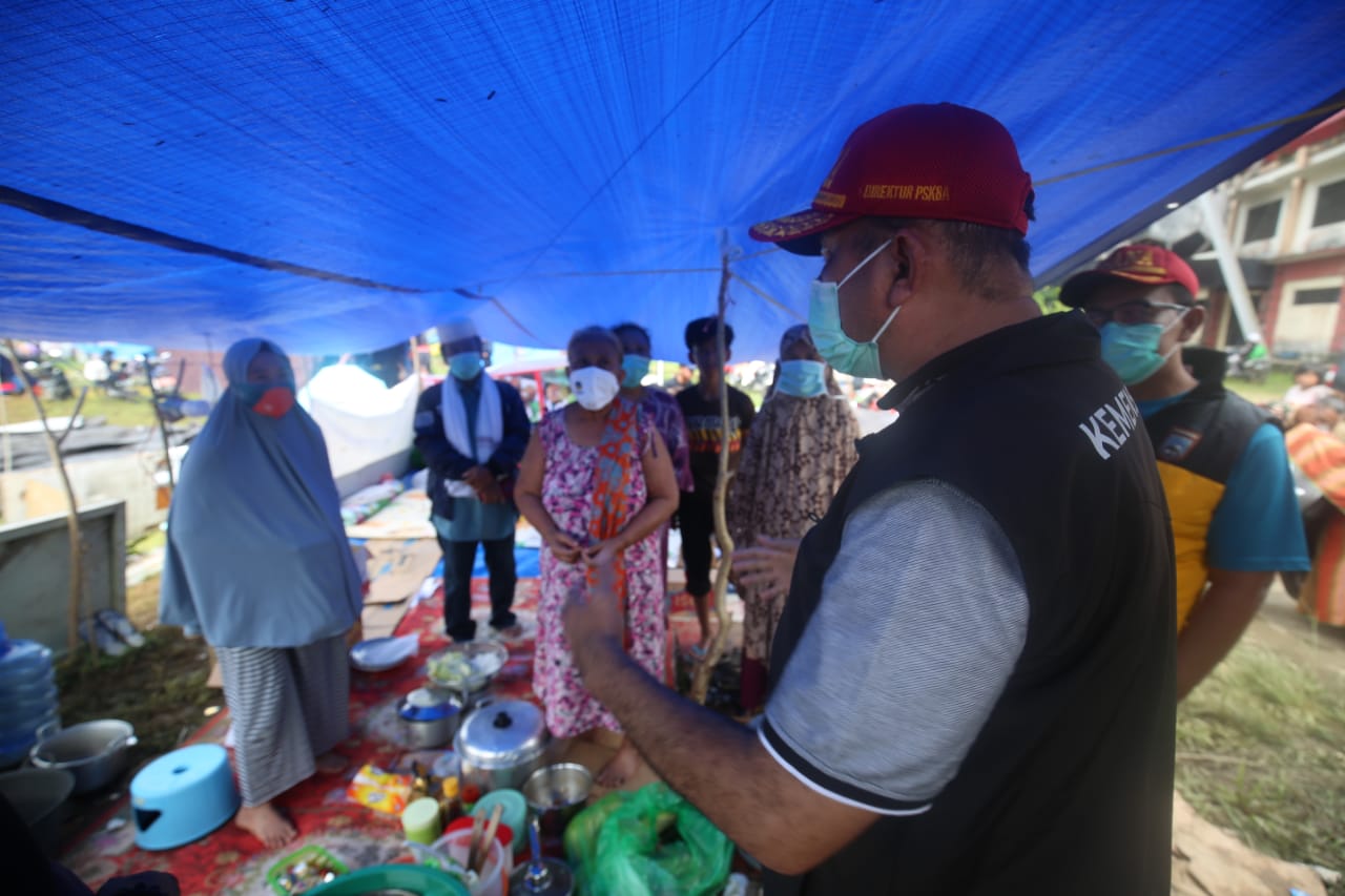 6 Mobil Dumlap Kemensos Bantu Siapkan Makanan untuk Pengungsi Gempa Sulbar