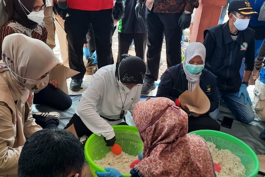 Helping Flood Survivors in Jember, Ministry of Social Affairs Establishes Public Kitchen